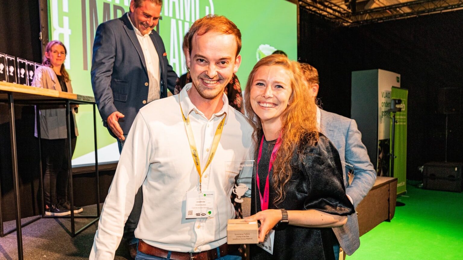 Lara Geysen en Vincent Deckers nemen Digital Champ award van Feweb in ontvangst voor one2three